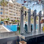 Tranquil Communal Heated Pool شقة *