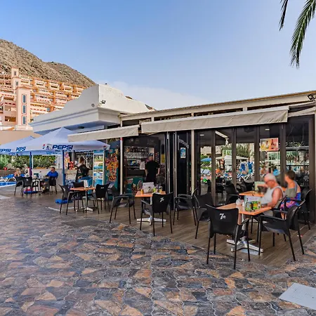 Tranquil Communal Heated Pool Los Cristianos (Tenerife)