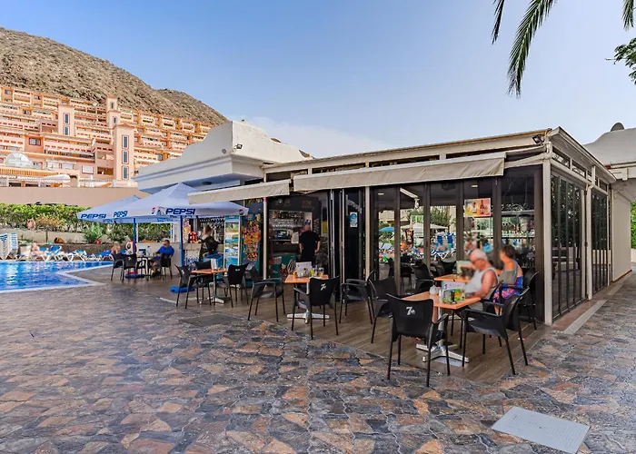 Tranquil Communal Heated Pool Los Cristianos (Tenerife)