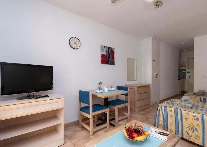 Tranquil Communal Heated Pool Los Cristianos (Tenerife)