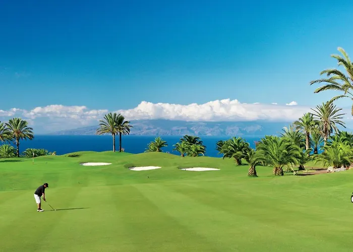 Tranquil Communal Heated Pool Apartment *